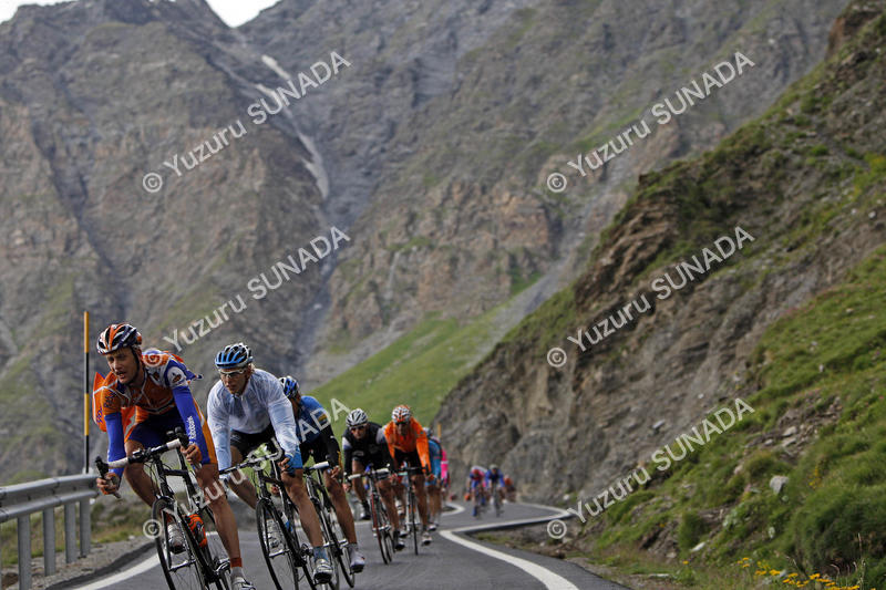 Peloton on Col Agnel021p.jpg